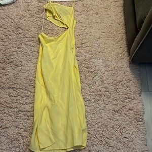 Yellow dress, slit on the leg, opened on the side